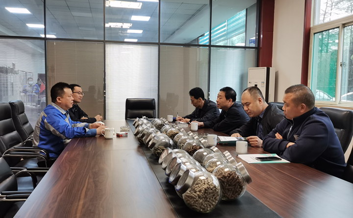 與集團(tuán)總經(jīng)理孫寧波及部門負(fù)責(zé)人座談，就項(xiàng)目建設(shè)、環(huán)境影響、補(bǔ)貼政策等內(nèi)容進(jìn)行了探討交流
